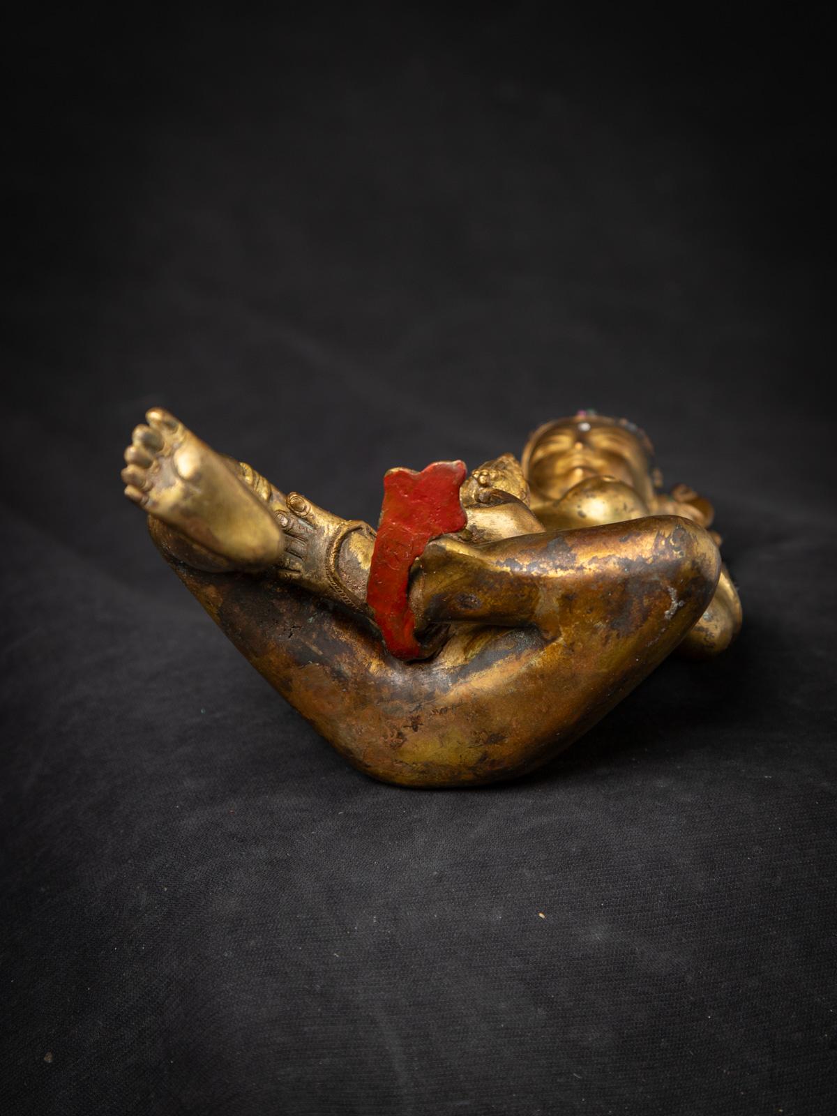 Milieu du 20e siècle Statue de bodhisattva en bronze du Népal en vente 2