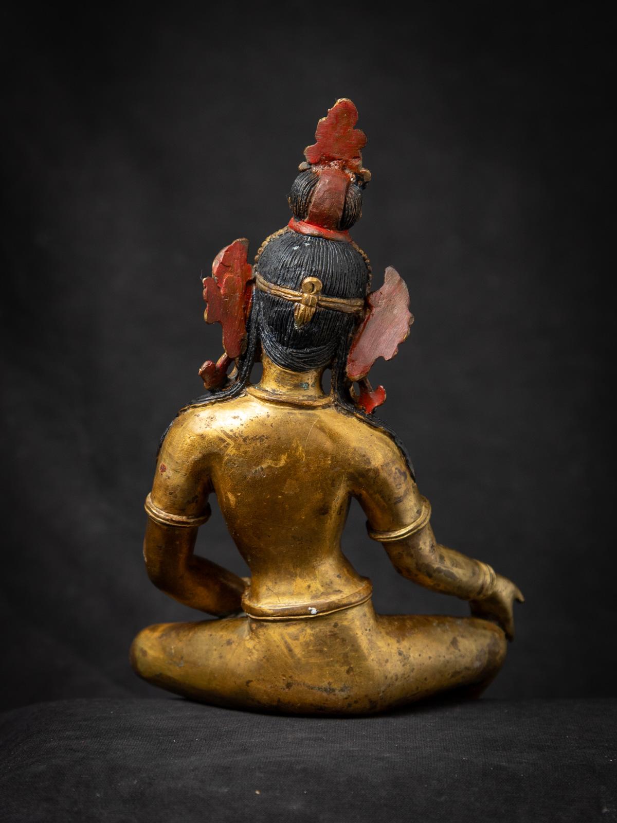 Milieu du 20e siècle Statue de bodhisattva en bronze du Népal en vente 3