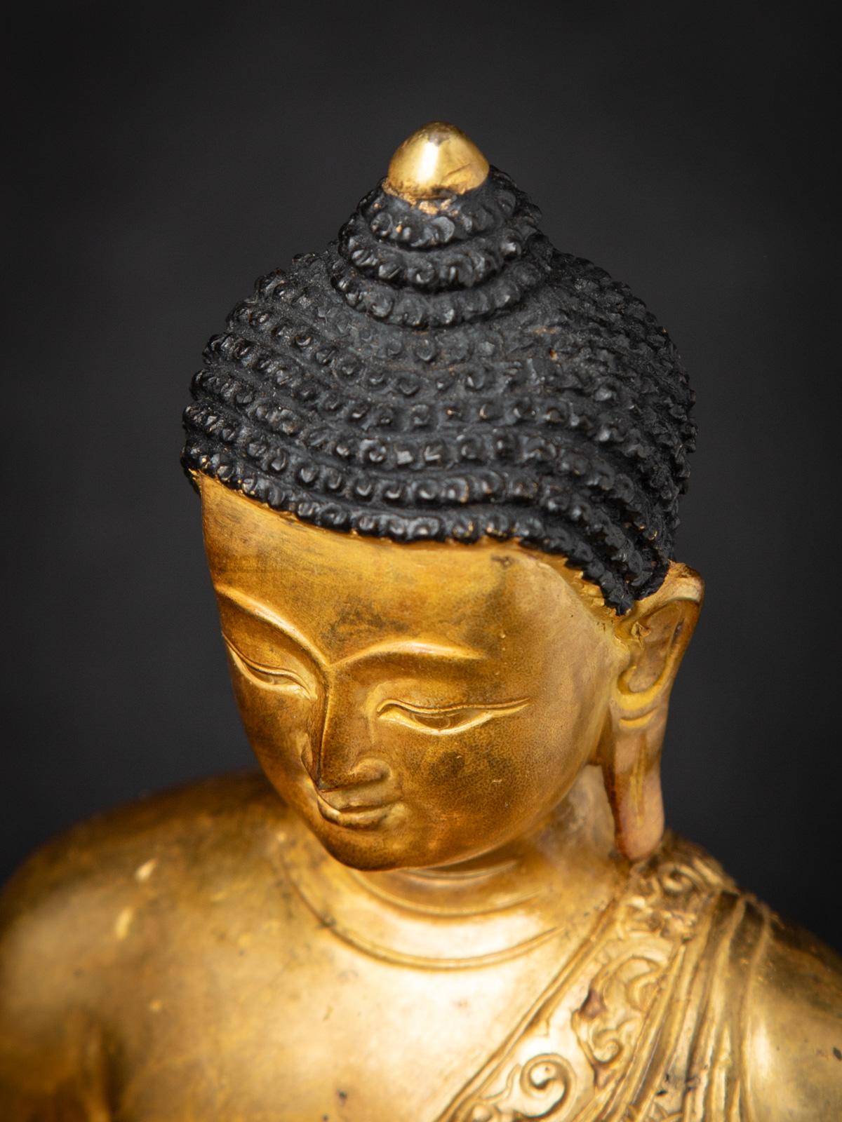 Milieu du 20e siècle Statue de Bouddha népalais en bronze ancien du Népal en vente 8
