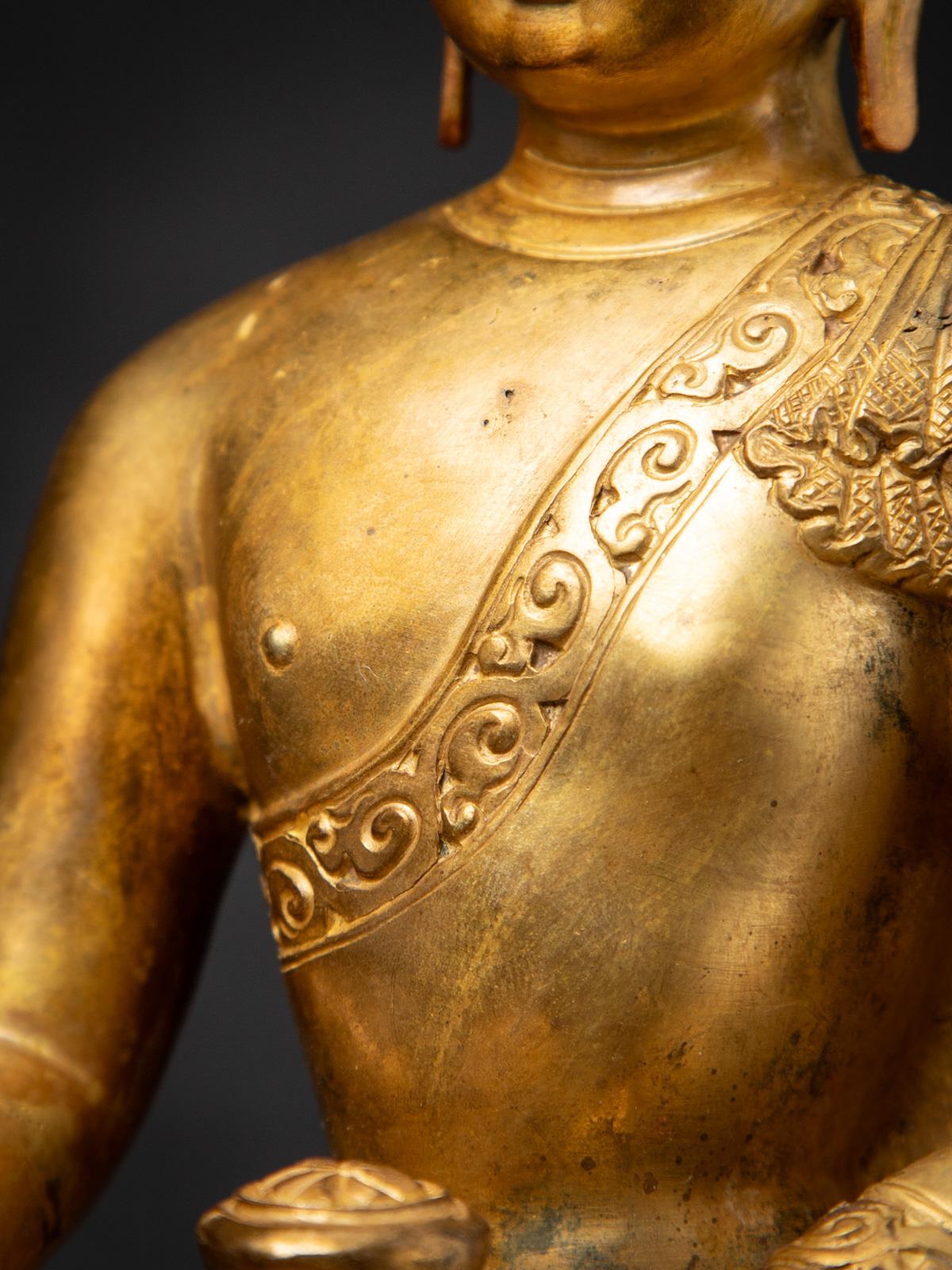 Milieu du 20e siècle Statue de Bouddha népalais en bronze ancien du Népal en vente 10
