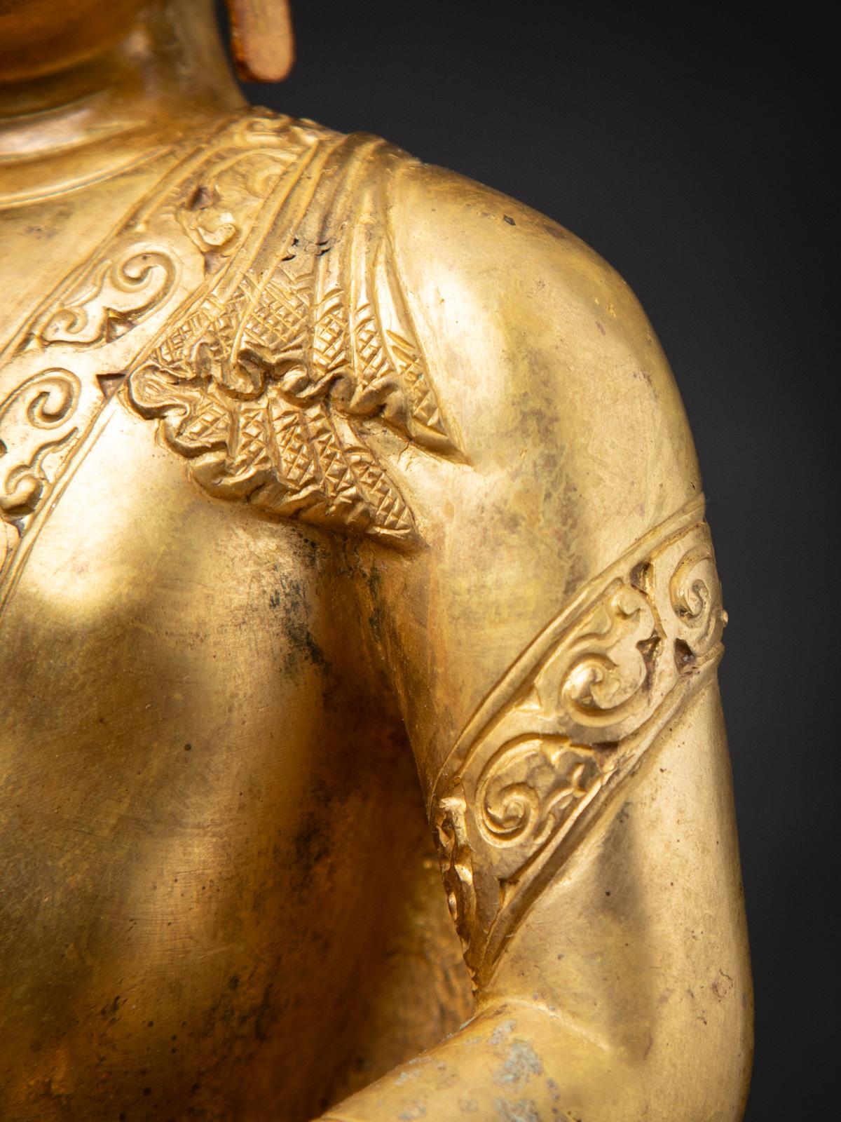 Milieu du 20e siècle Statue de Bouddha népalais en bronze ancien du Népal en vente 11