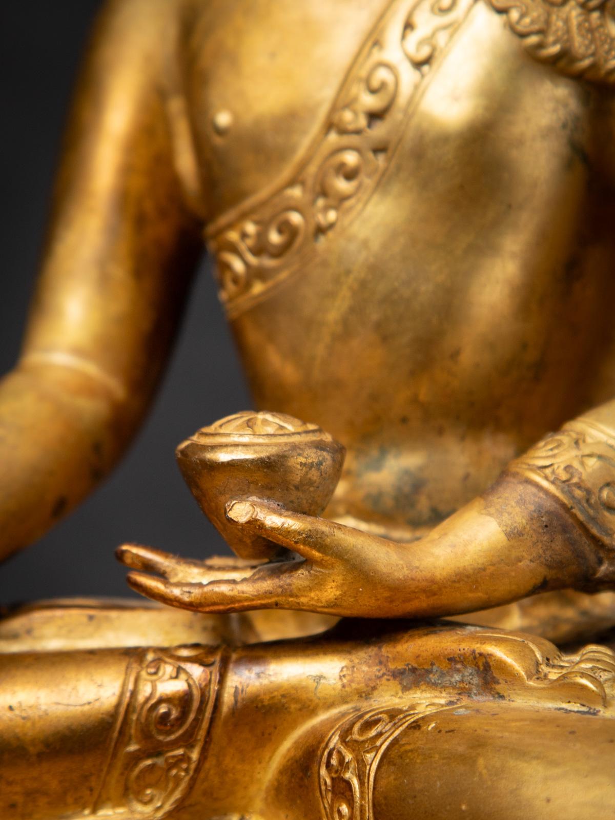 Milieu du 20e siècle Statue de Bouddha népalais en bronze ancien du Népal en vente 12