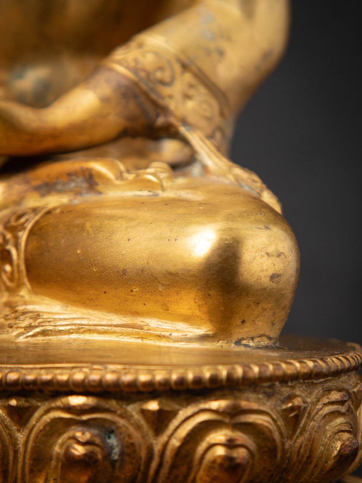 Milieu du 20e siècle Statue de Bouddha népalais en bronze ancien du Népal en vente 13