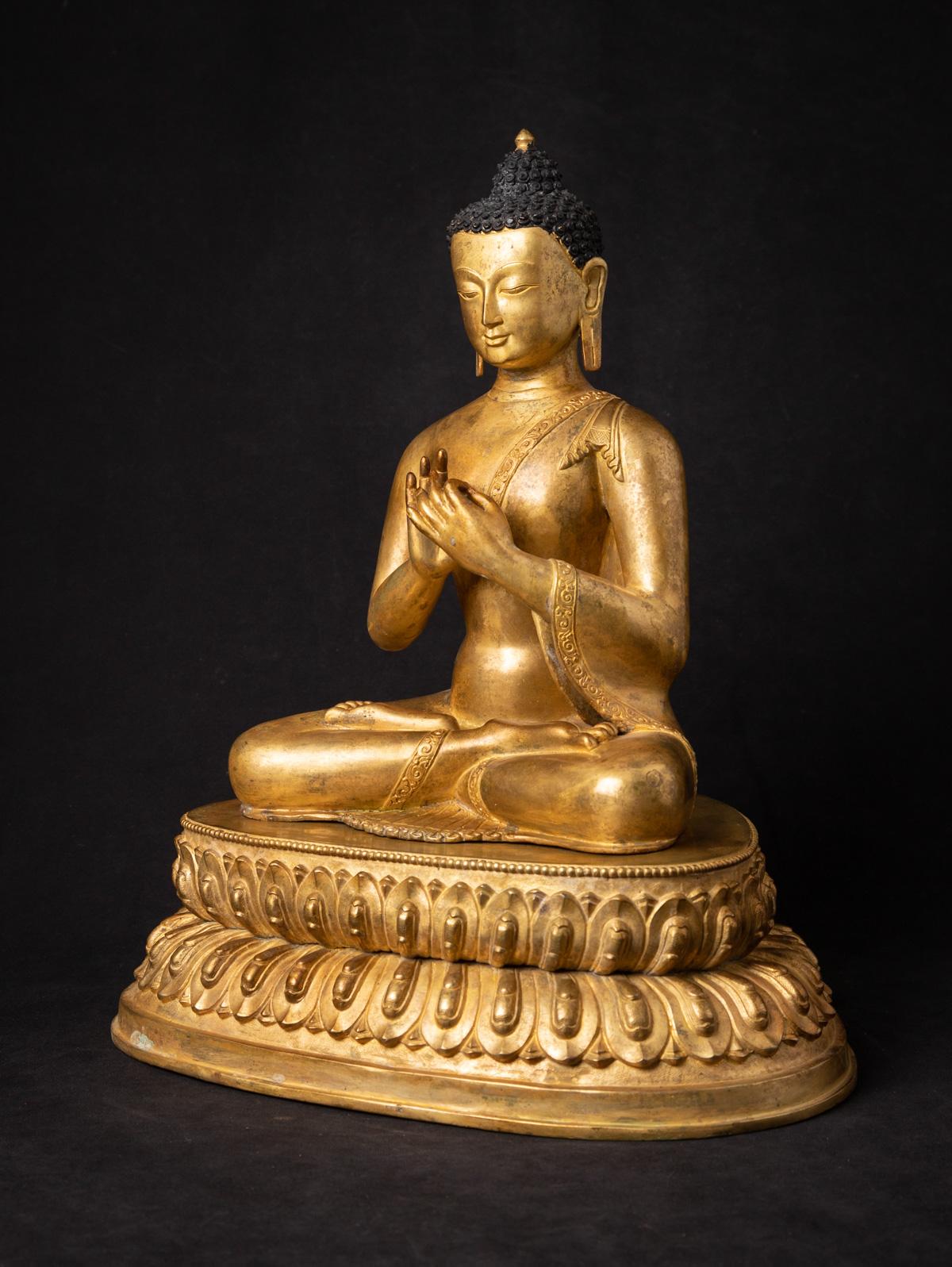 Cette statue de Bouddha népalais en bronze ancien est un véritable chef-d'œuvre d'artisanat et de spiritualité. D'une hauteur majestueuse de 42 cm, ses dimensions sont de 36,1 cm en largeur et de 27,4 cm en profondeur.

La statue est coulée en