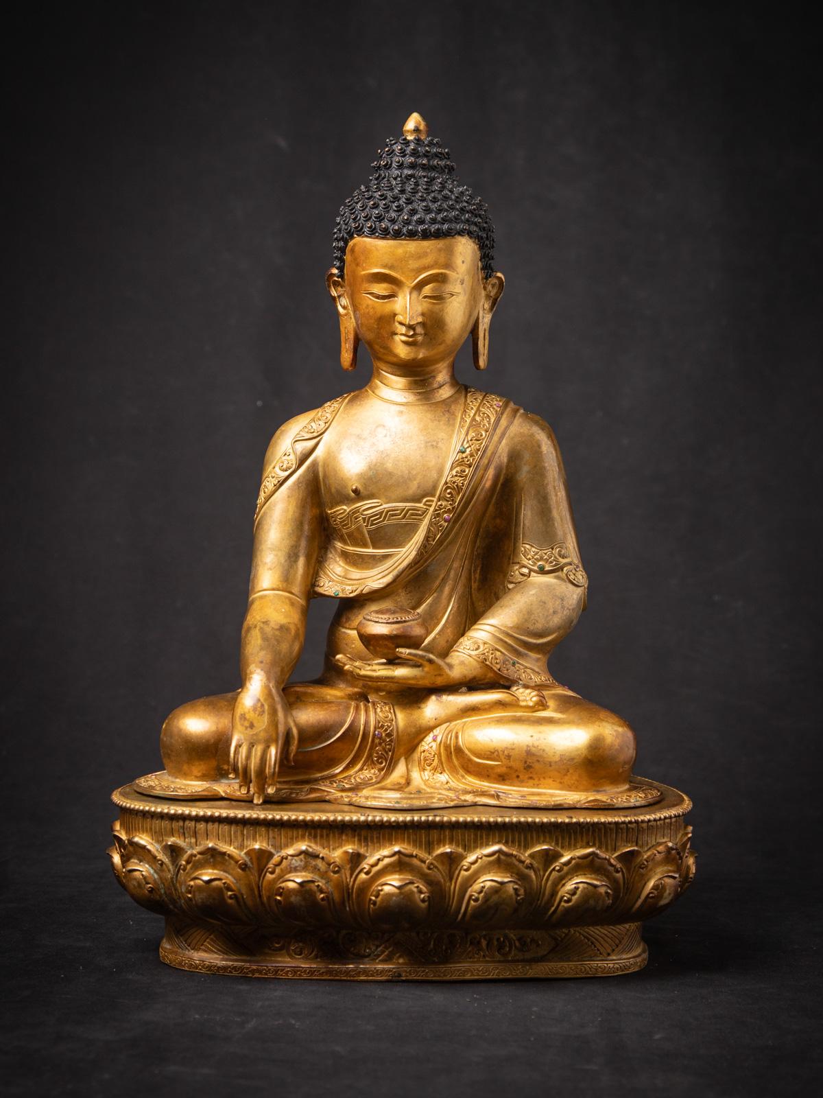 Diese exquisite alte nepalesische Buddha-Statue aus Bronze ist eine beeindruckende Darstellung traditioneller Himalaya-Handwerkskunst, die aus Nepal stammt und auf die Mitte des 20. Die aus massiver Bronze gefertigte und mit 24-karätigem Gold