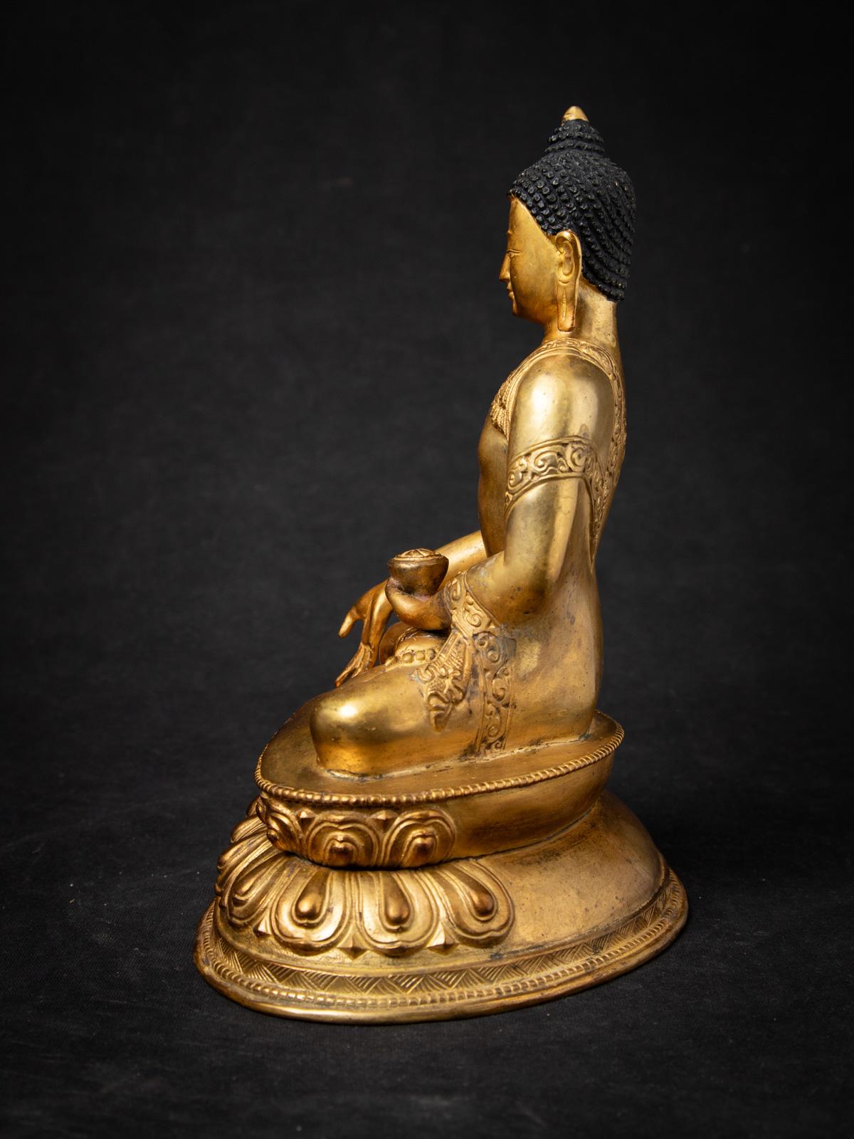 Népalais Milieu du 20e siècle Statue de Bouddha népalais en bronze ancien du Népal en vente