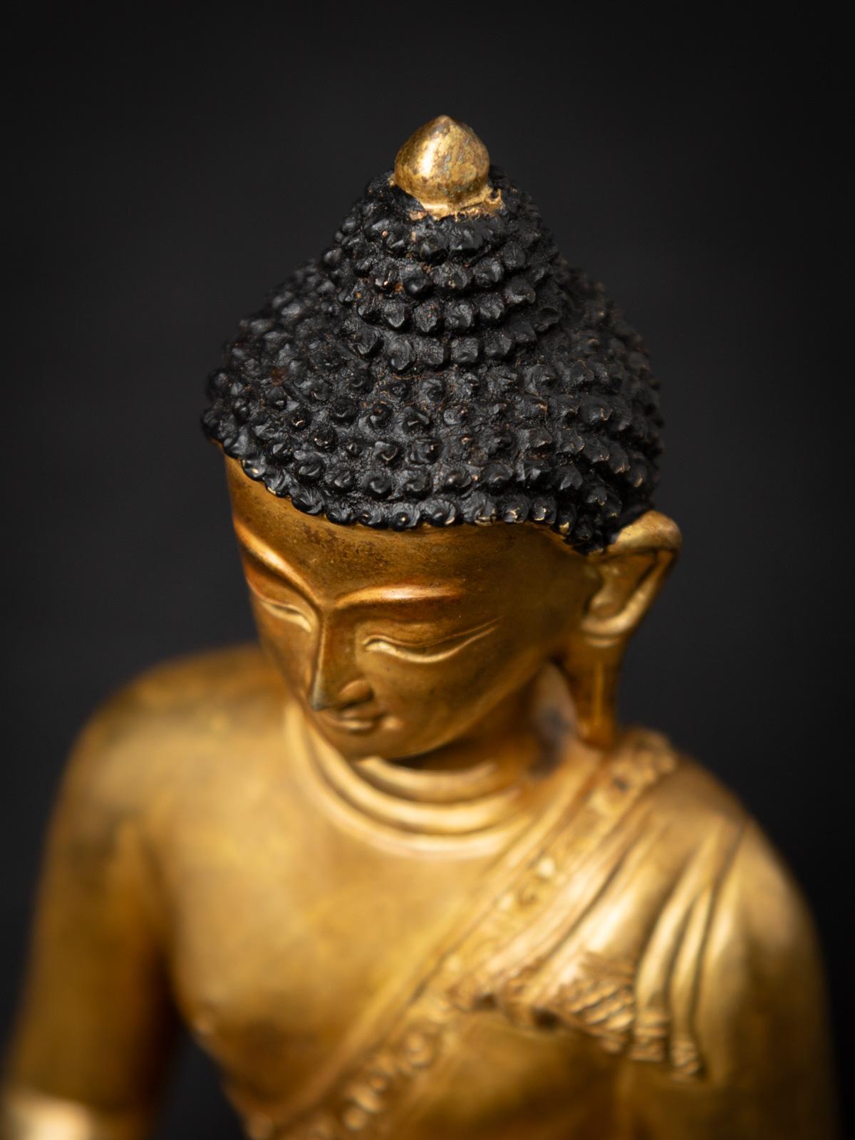 Alte Nepal-Buddha-Statue aus Bronze aus Nepal aus dem mittleren 20. Jahrhundert (Birmanisch) im Angebot