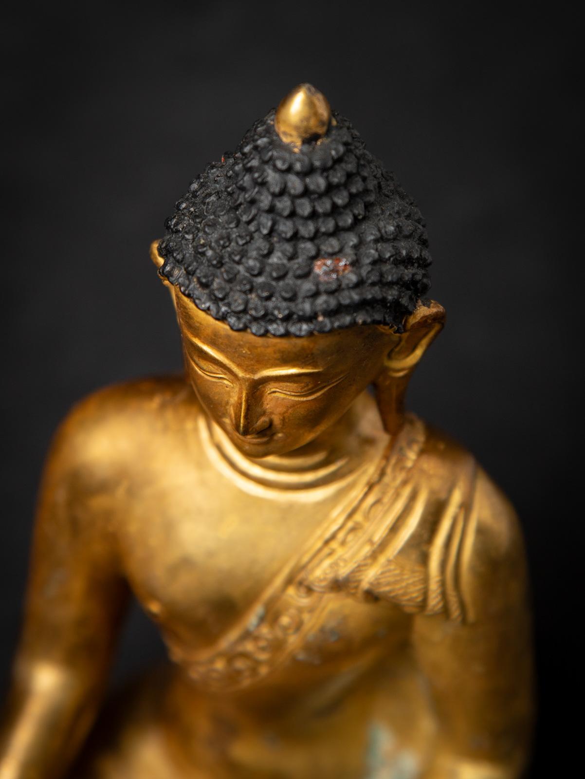 Alte Nepal-Buddha-Statue aus Bronze aus Nepal aus dem mittleren 20. Jahrhundert (Birmanisch) im Angebot