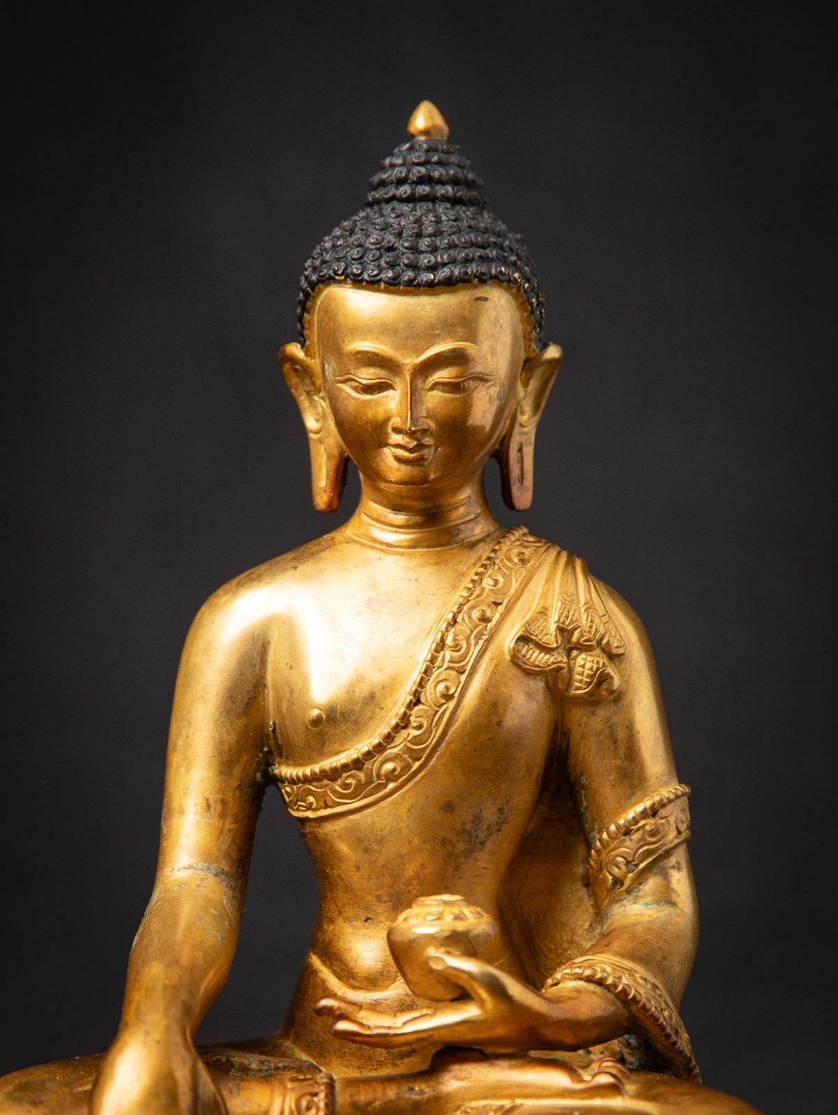20ième siècle Milieu du 20e siècle Statue de Bouddha népalais en bronze ancien du Népal en vente
