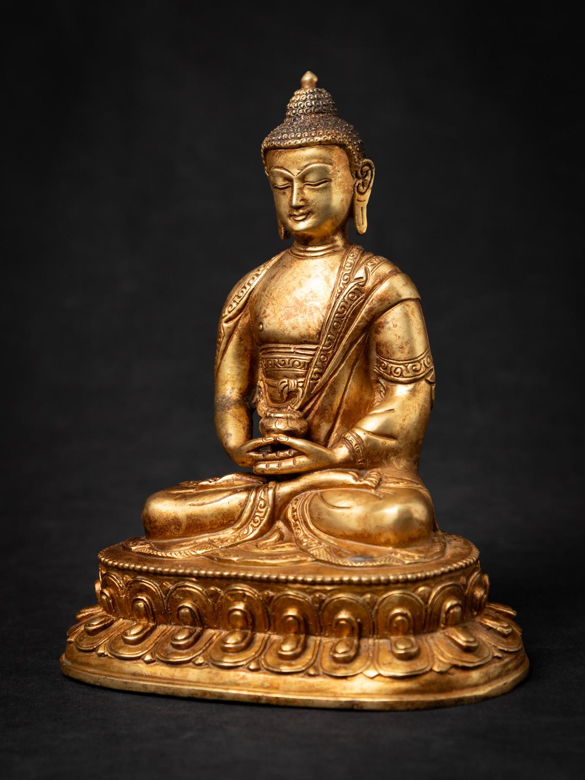 Mediados del siglo XX Antigua estatua de Buda nepalí de bronce procedente de Nepal en venta 1