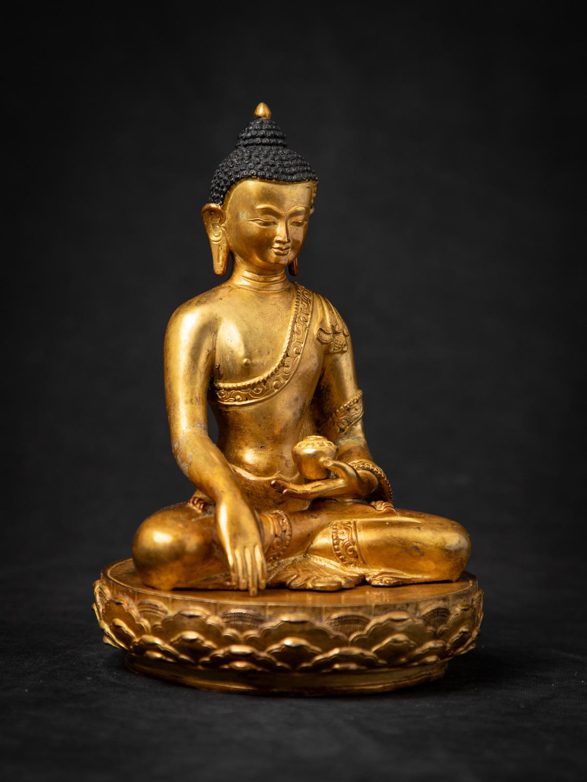 Milieu du 20e siècle Statue de Bouddha népalais en bronze ancien du Népal en vente 1