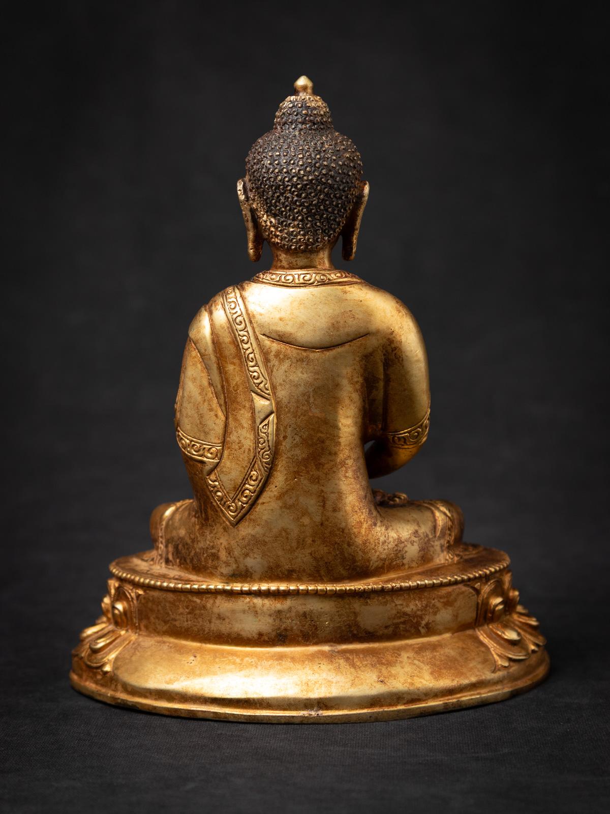 Mediados del siglo XX Antigua estatua de Buda nepalí de bronce procedente de Nepal en venta 4