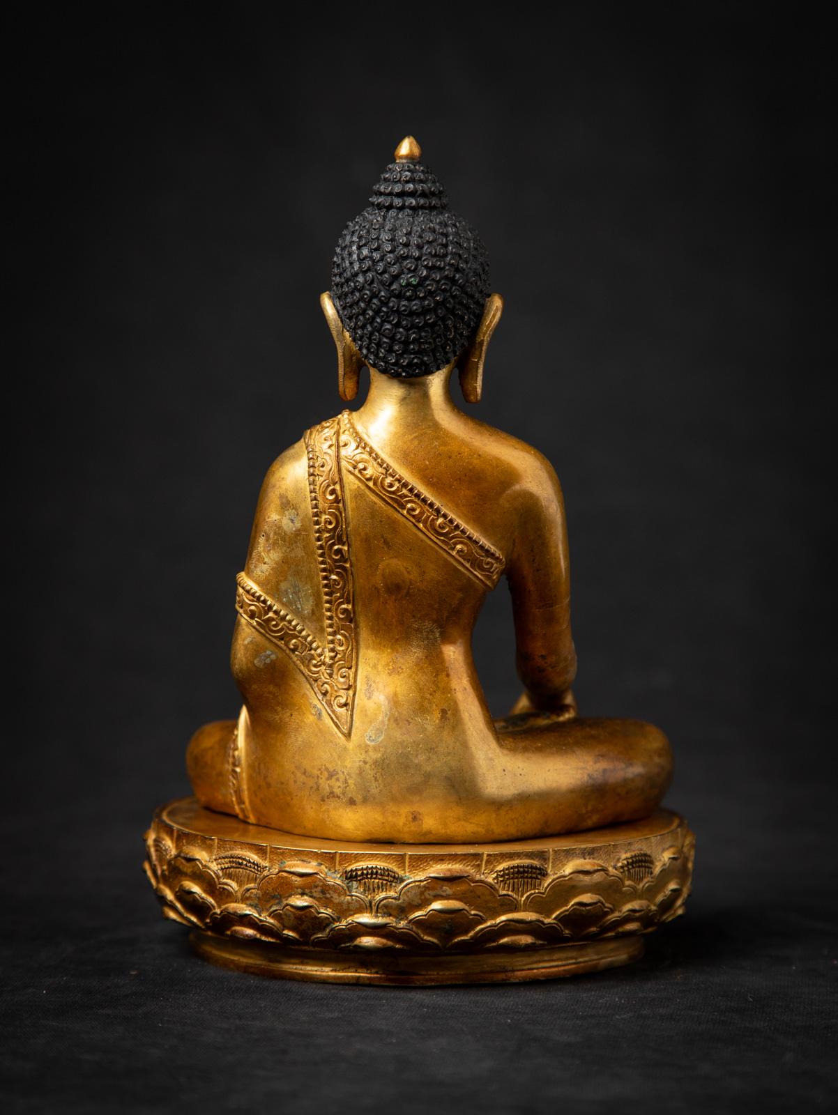 Milieu du 20e siècle Statue de Bouddha népalais en bronze ancien du Népal en vente 3