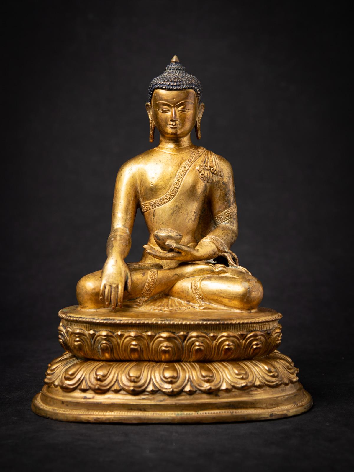 Découvrez la beauté transcendante et la profondeur spirituelle de cette statue de Bouddha népalais en bronze ancien, un chef-d'œuvre du milieu du XXe siècle qui capture l'essence de la dévotion himalayenne et de la brillance métallurgique. D'une