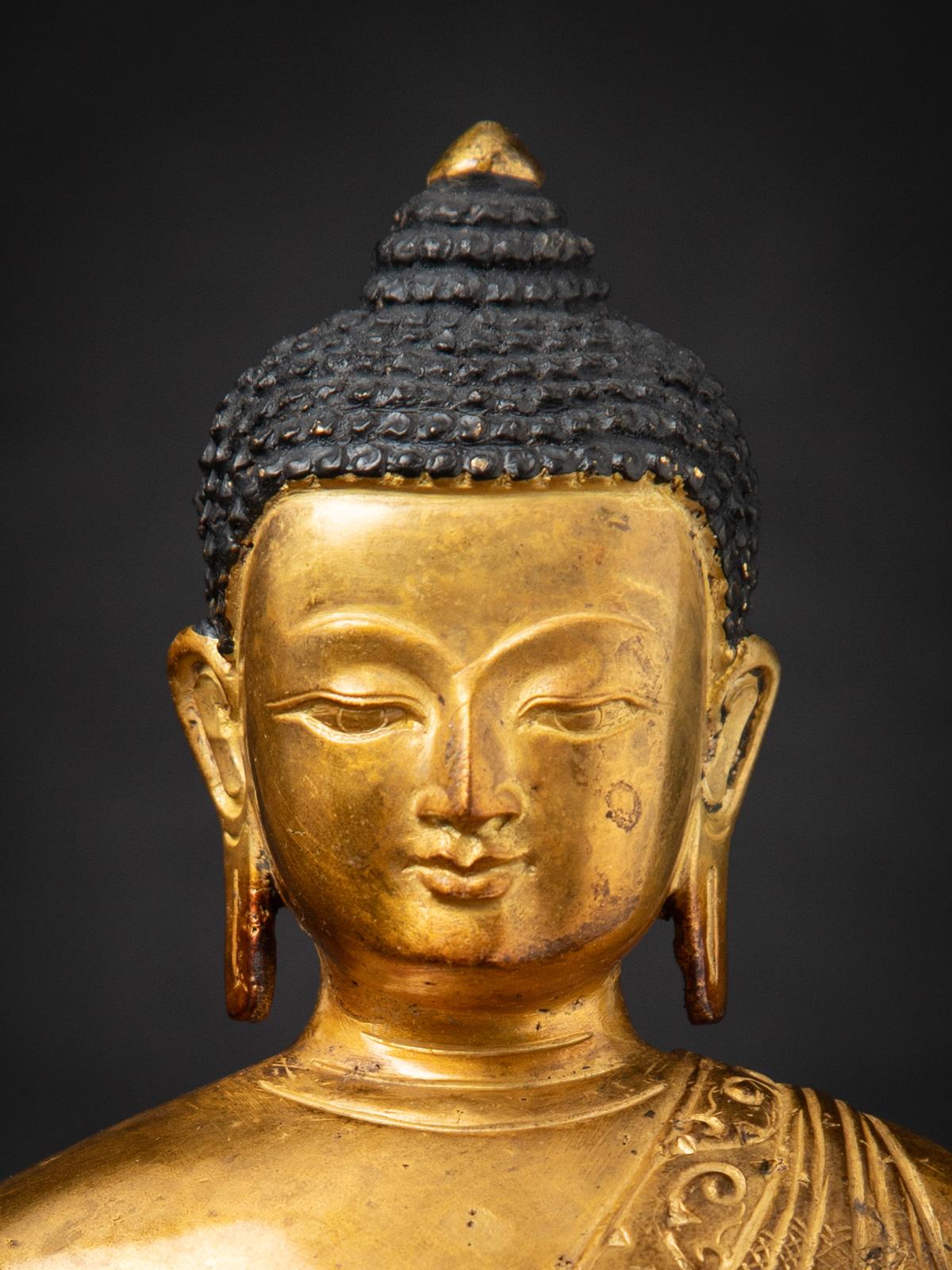 Mediados del siglo XX Antigua estatua de Buda nepalí de bronce en mudra Bhumisparsha en venta 5