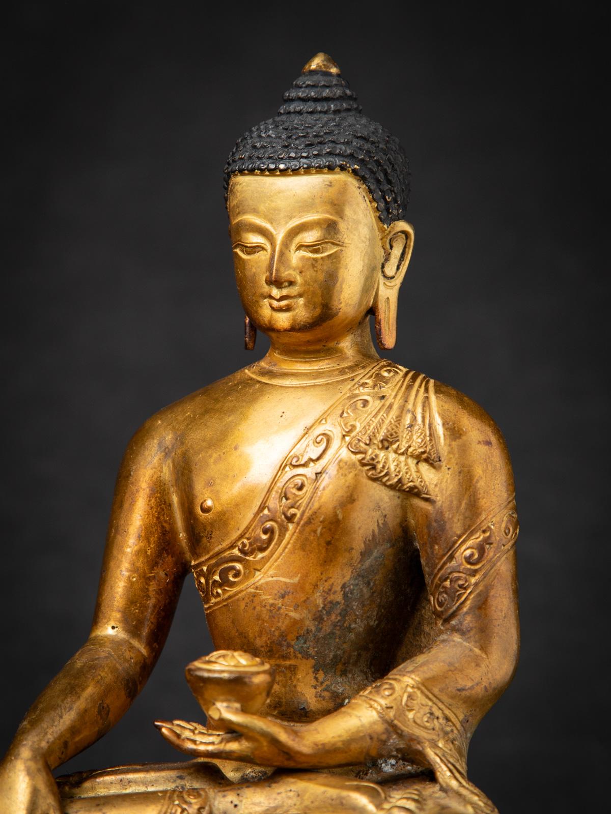Mediados del siglo XX Antigua estatua de Buda nepalí de bronce en mudra Bhumisparsha en venta 6