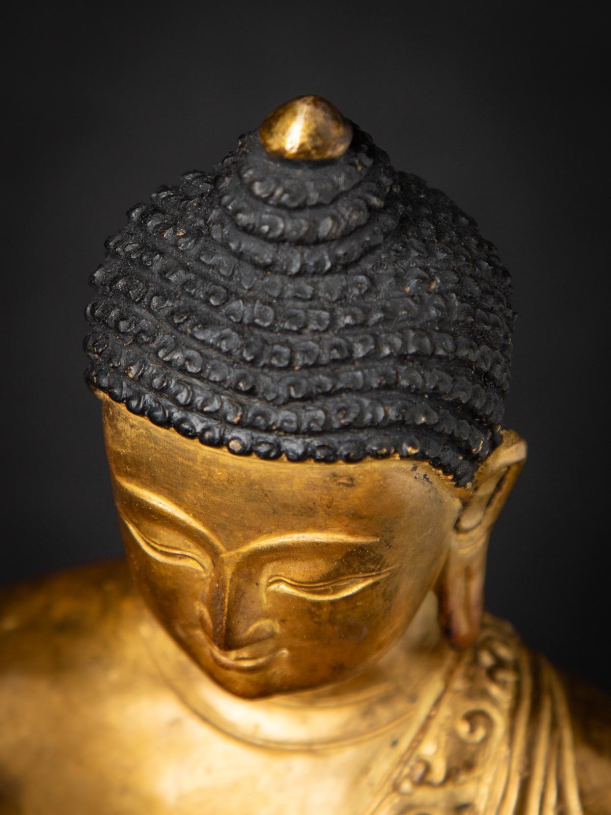 Mediados del siglo XX Antigua estatua de Buda nepalí de bronce en mudra Bhumisparsha en venta 9