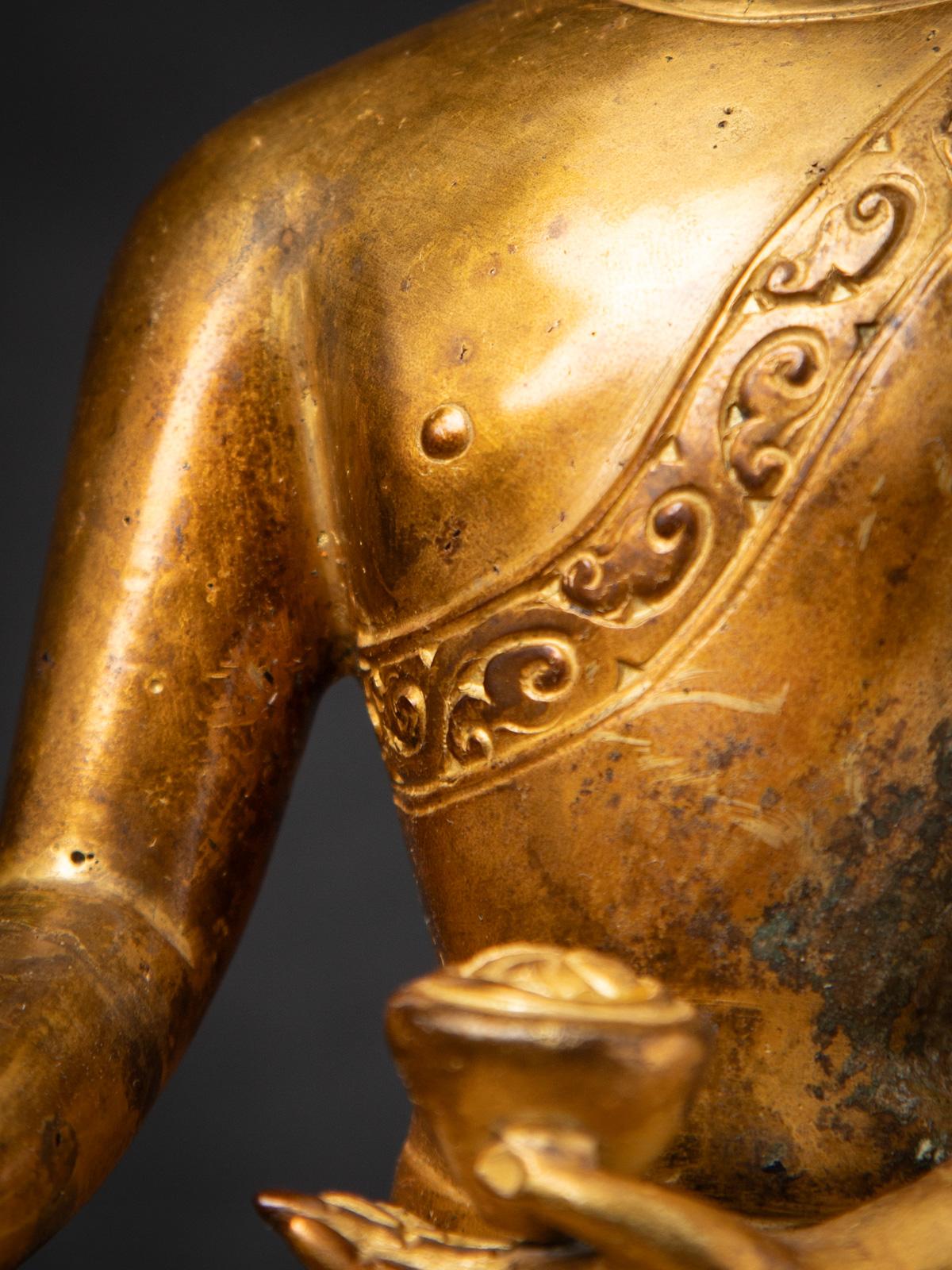 Mediados del siglo XX Antigua estatua de Buda nepalí de bronce en mudra Bhumisparsha en venta 11