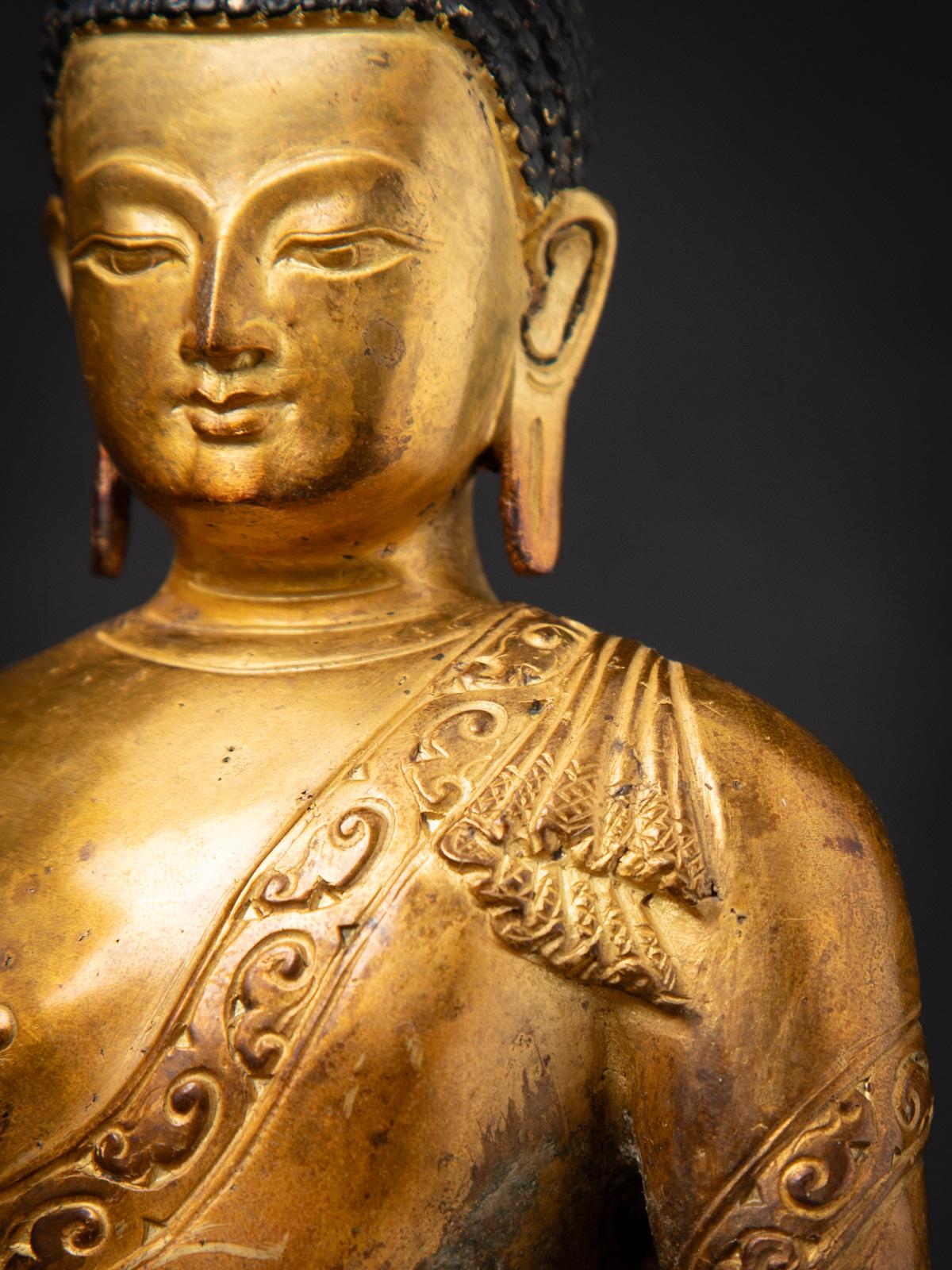 Mediados del siglo XX Antigua estatua de Buda nepalí de bronce en mudra Bhumisparsha en venta 12