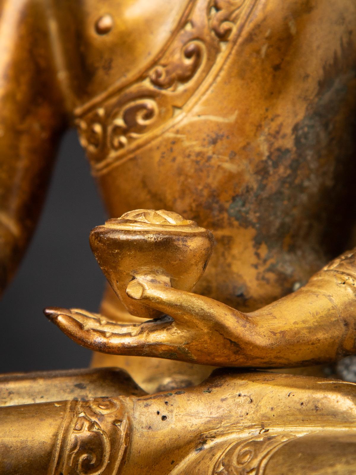Mediados del siglo XX Antigua estatua de Buda nepalí de bronce en mudra Bhumisparsha en venta 13