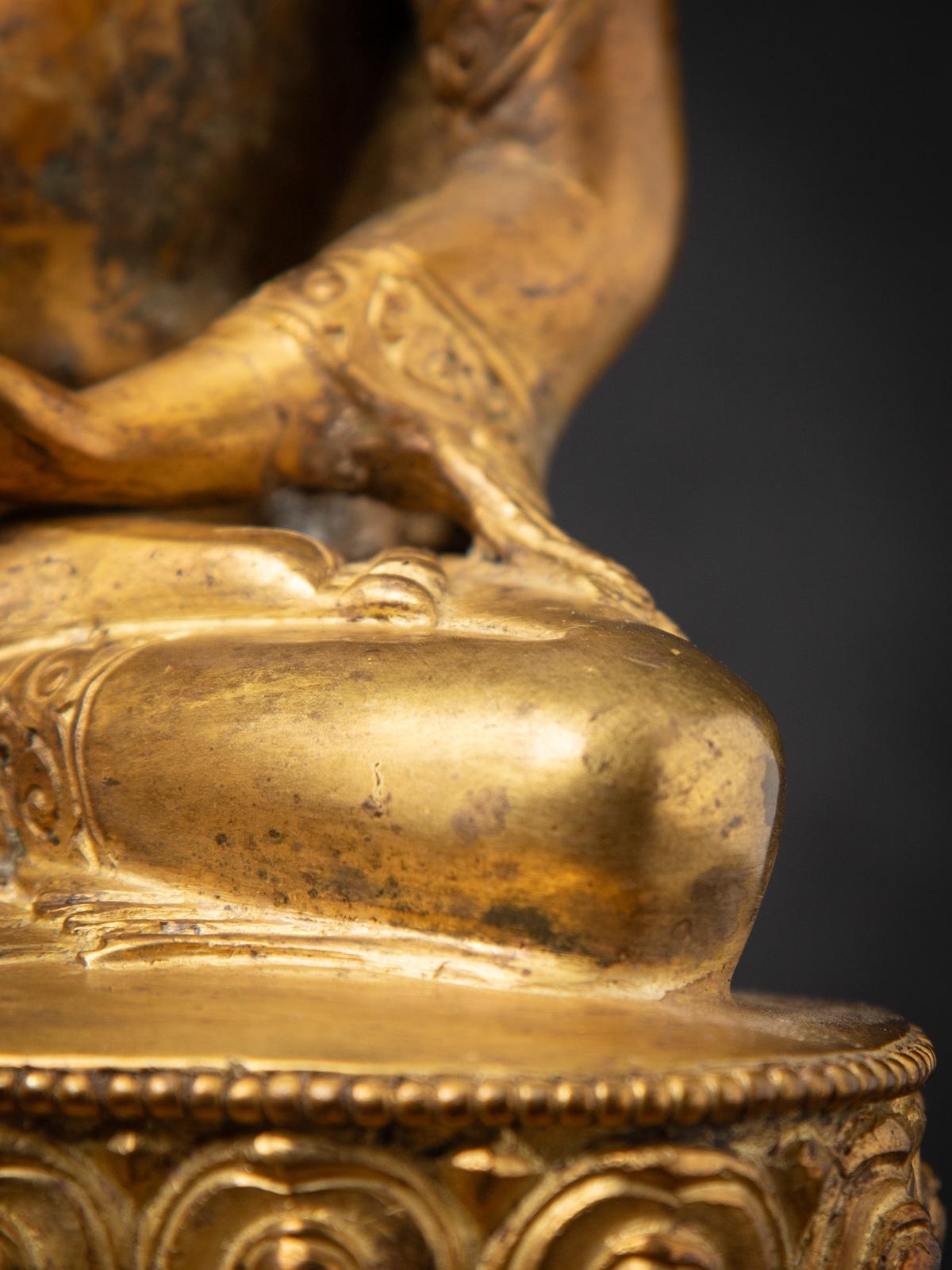 Mediados del siglo XX Antigua estatua de Buda nepalí de bronce en mudra Bhumisparsha en venta 14