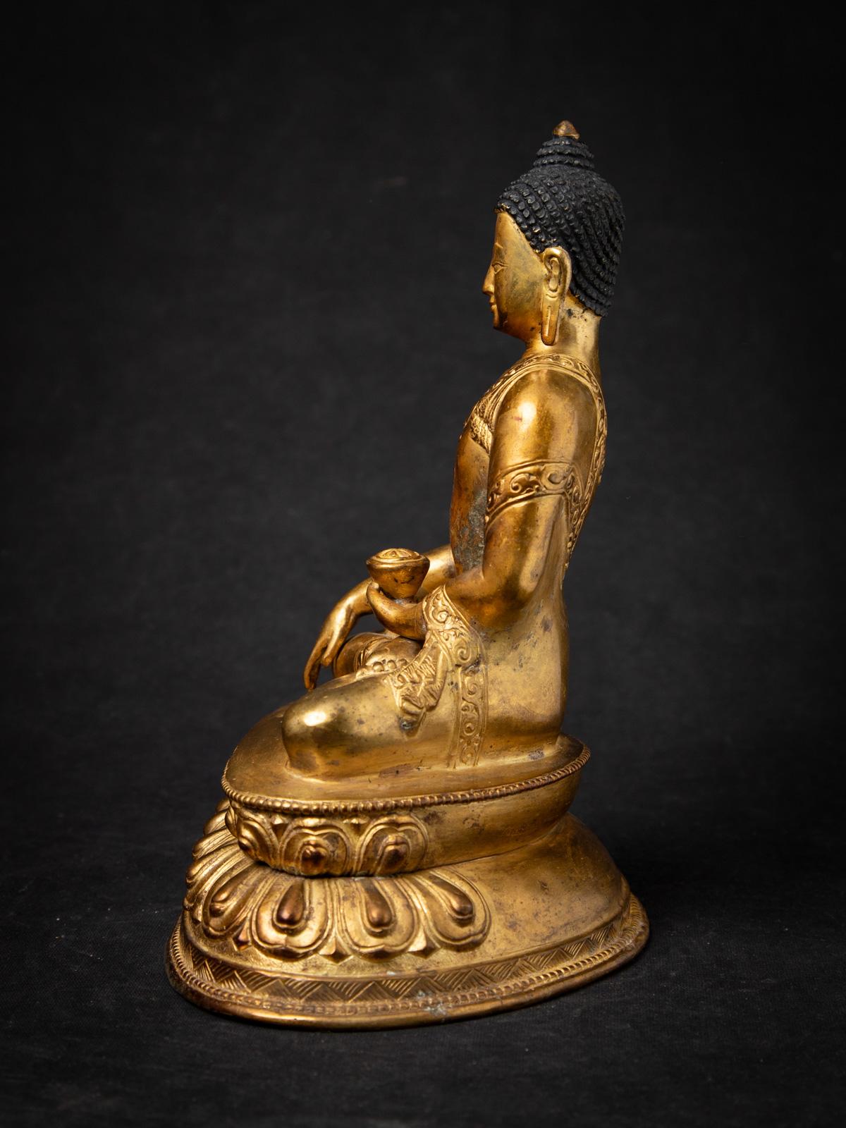 Mediados del siglo XX Antigua estatua de Buda nepalí de bronce en mudra Bhumisparsha Birmano en venta