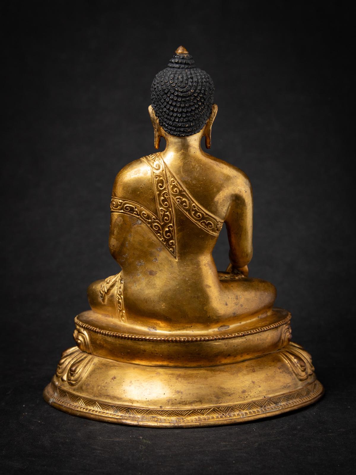 Mediados del siglo XX Antigua estatua de Buda nepalí de bronce en mudra Bhumisparsha en Bueno estado para la venta en DEVENTER, NL