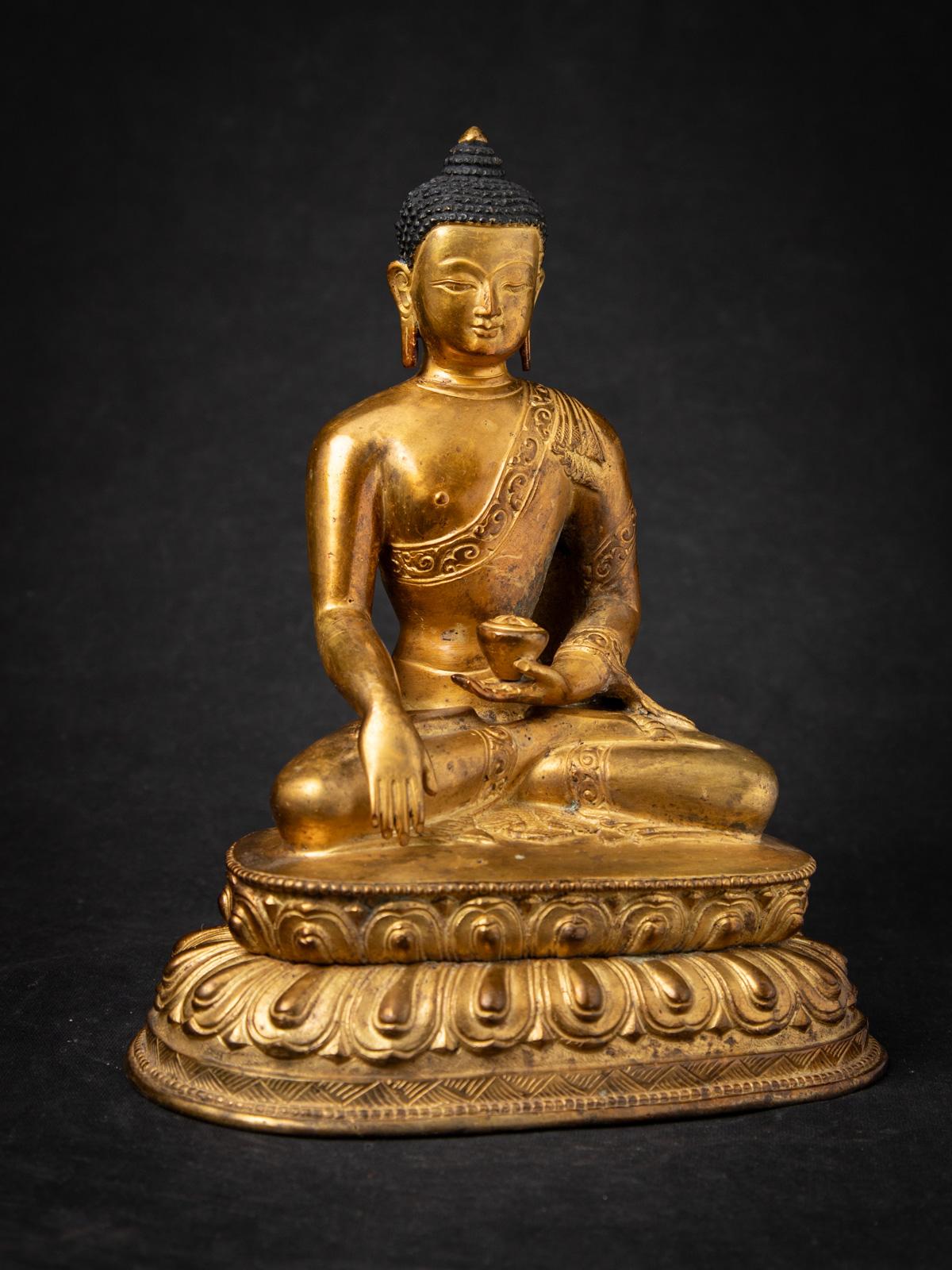 Mediados del siglo XX Antigua estatua de Buda nepalí de bronce en mudra Bhumisparsha en venta 1
