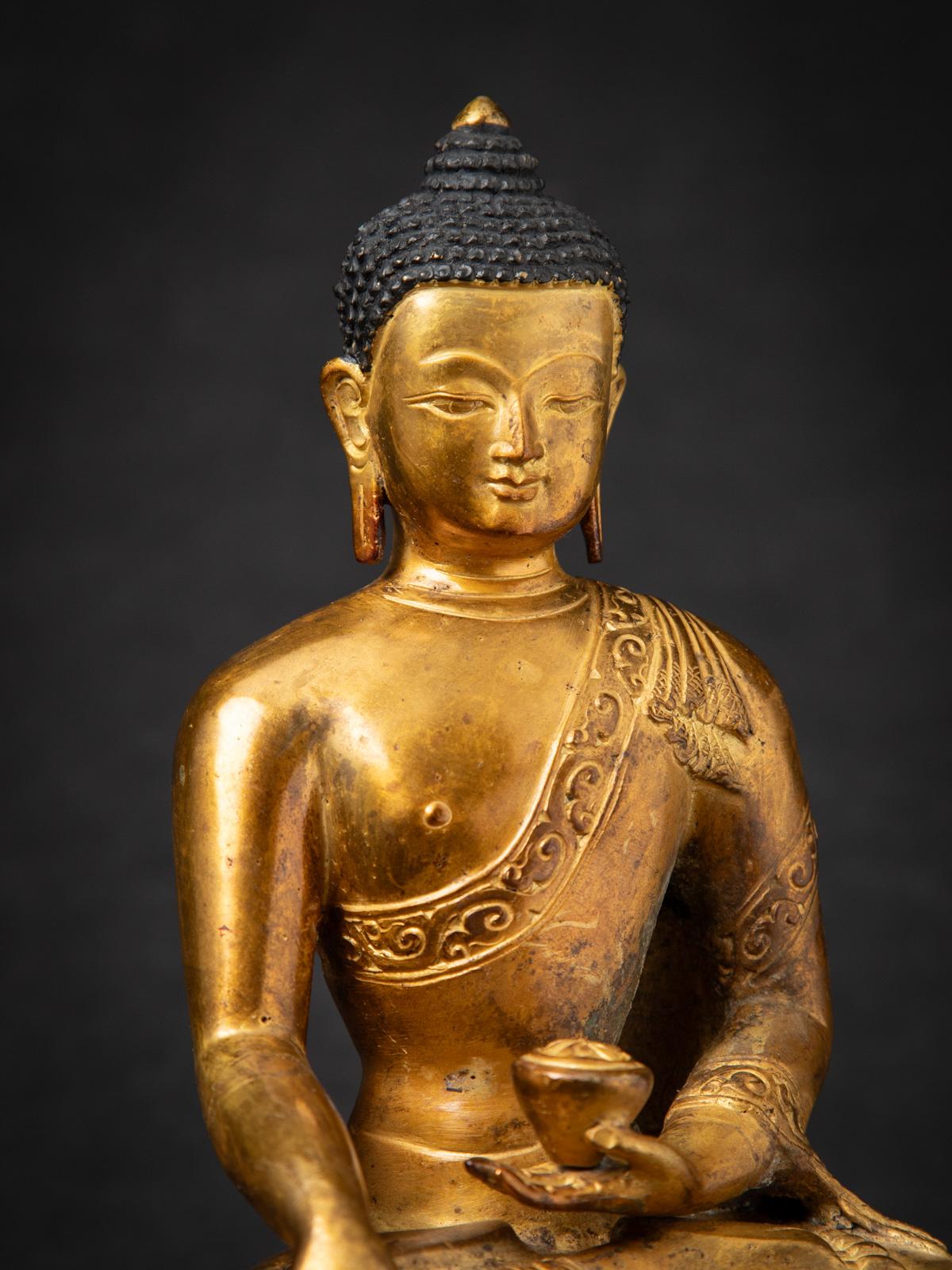 Mediados del siglo XX Antigua estatua de Buda nepalí de bronce en mudra Bhumisparsha en venta 2
