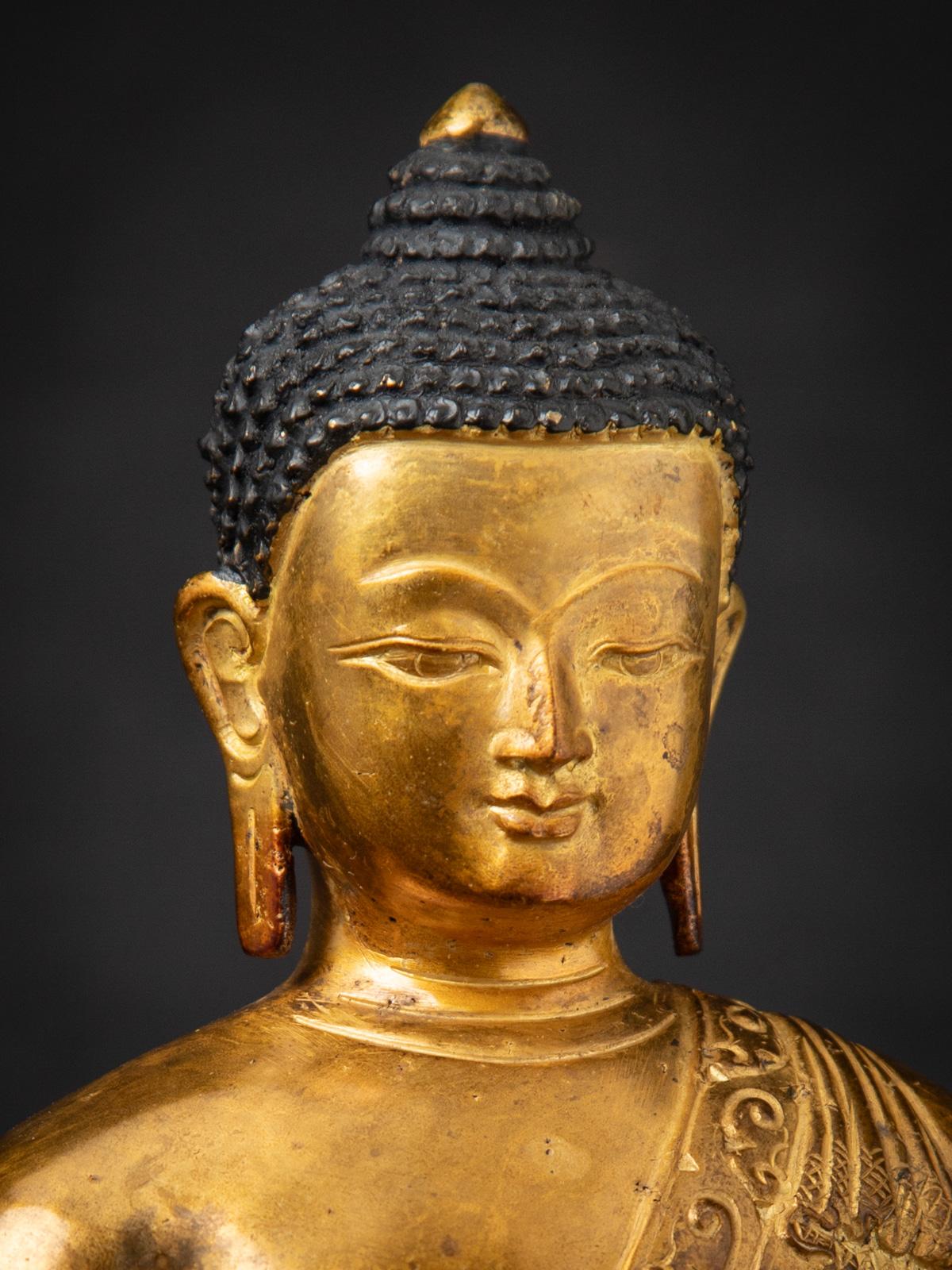 Mediados del siglo XX Antigua estatua de Buda nepalí de bronce en mudra Bhumisparsha en venta 3