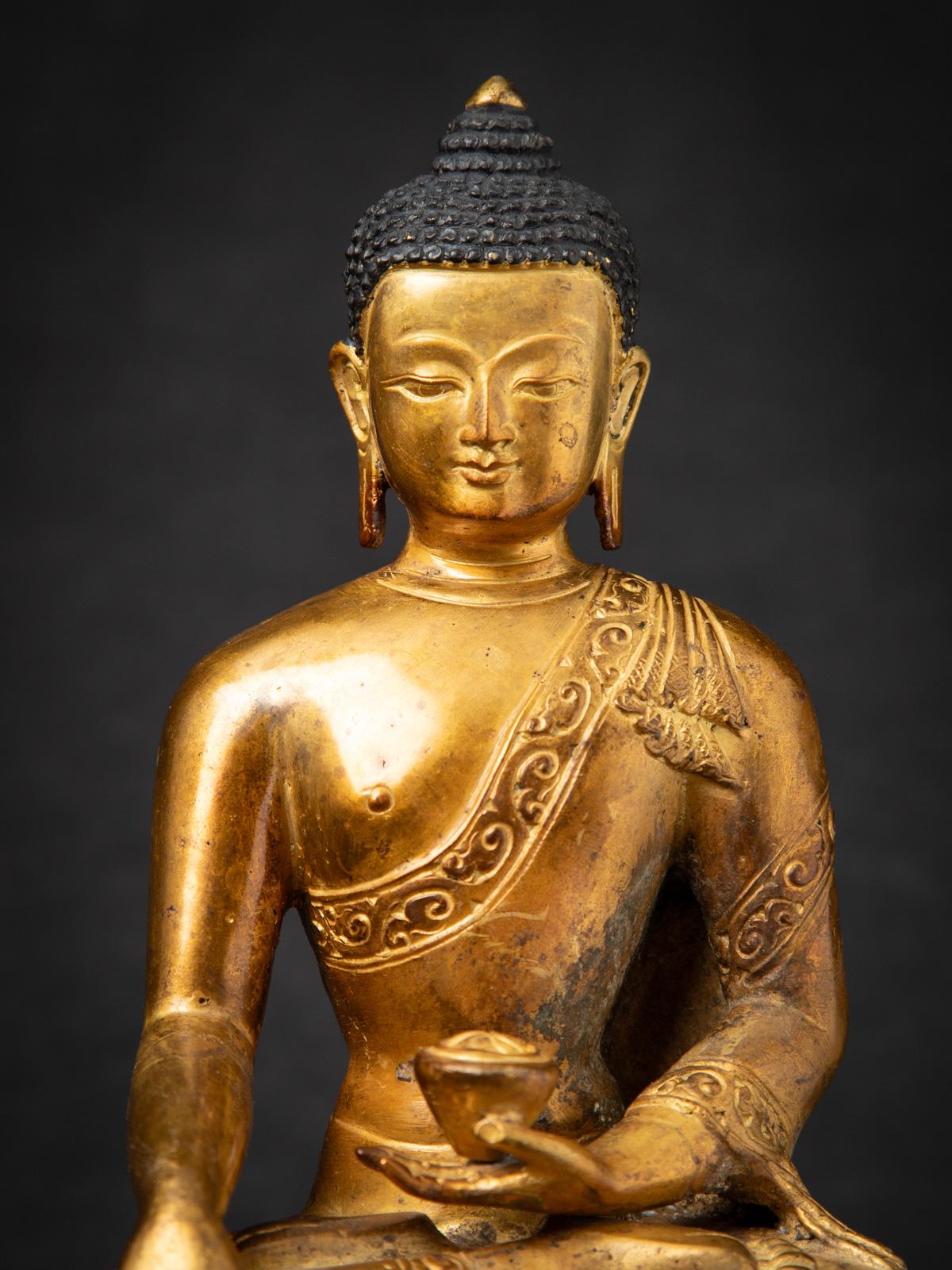 Mediados del siglo XX Antigua estatua de Buda nepalí de bronce en mudra Bhumisparsha en venta 4
