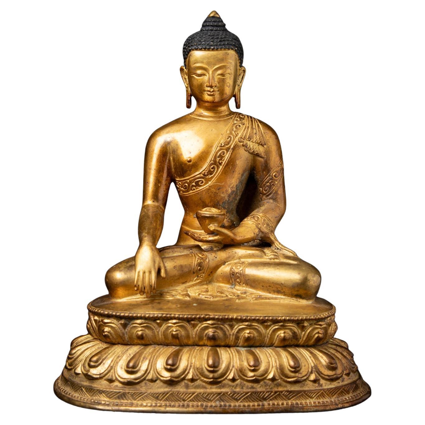Mediados del siglo XX Antigua estatua de Buda nepalí de bronce en mudra Bhumisparsha en venta