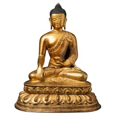 Antica statua di bronzo del Buddha nepalese della metà del XX secolo in mudra Bhumisparsha