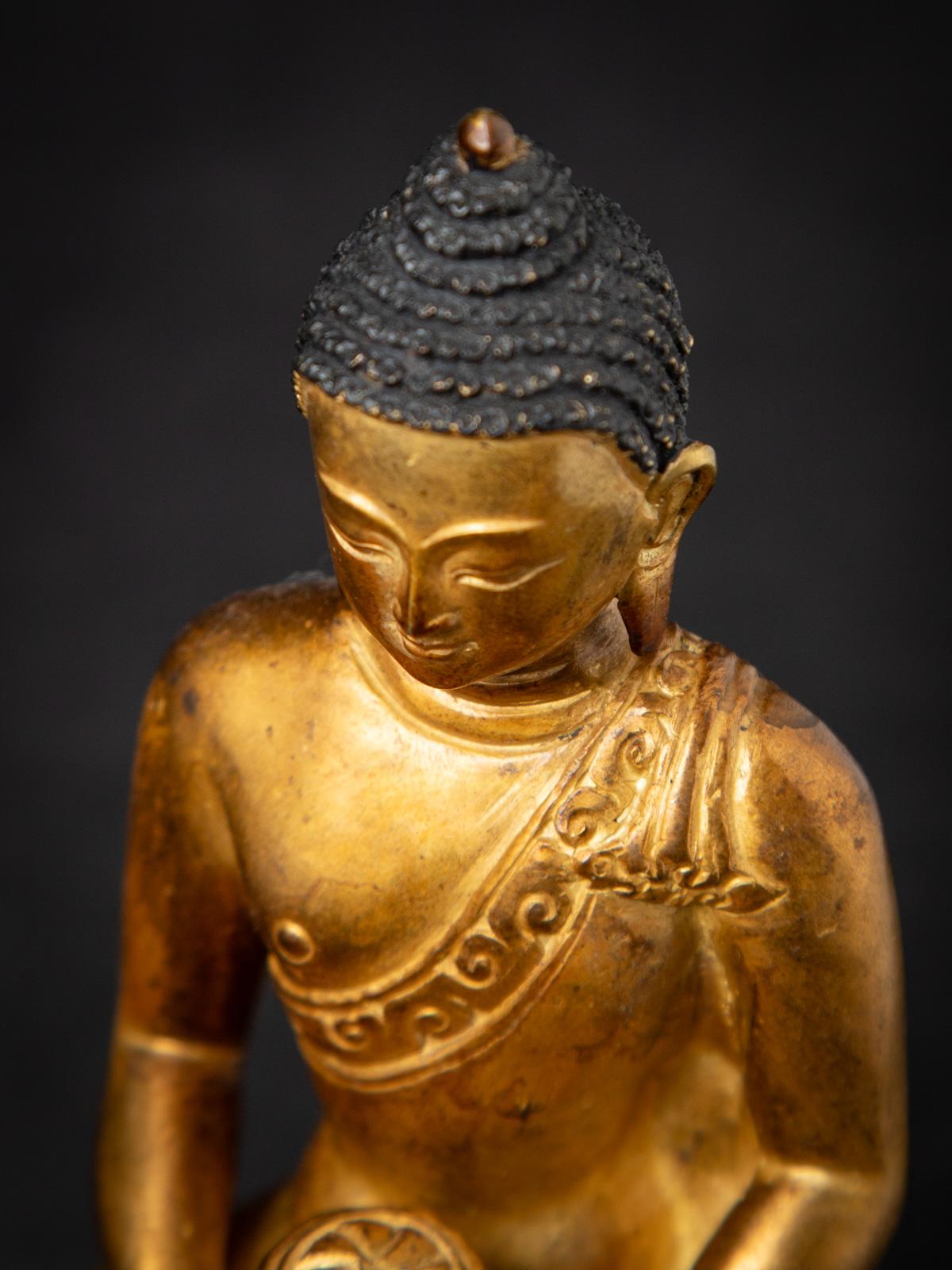 Mediados del siglo XX Antigua estatua de Buda nepalí de bronce en Dhyana mudra en venta 9