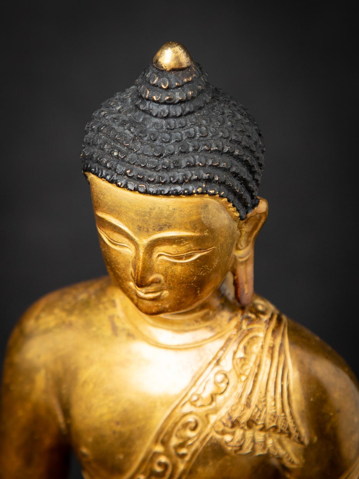 Milieu du XXe siècle Statue de Bouddha népalais en bronze ancien dans le Dhyana mudra en vente 8