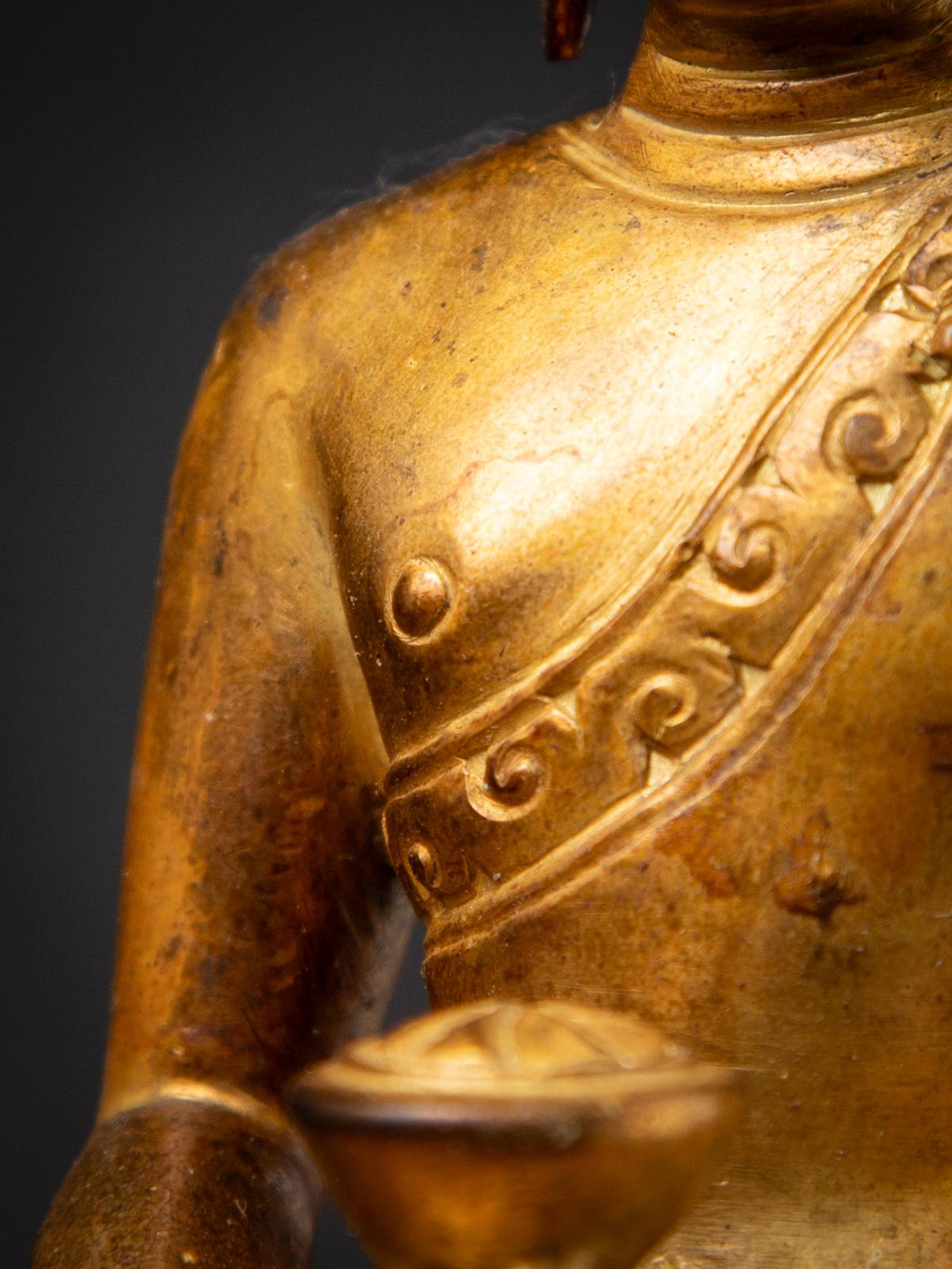 Mediados del siglo XX Antigua estatua de Buda nepalí de bronce en Dhyana mudra en venta 11