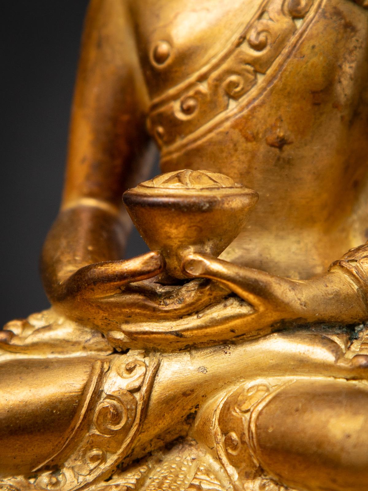 Mediados del siglo XX Antigua estatua de Buda nepalí de bronce en Dhyana mudra en venta 13
