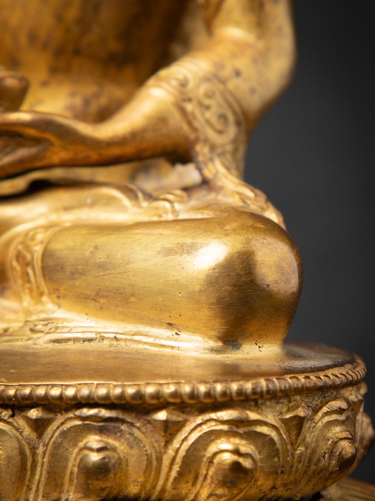 Milieu du XXe siècle Statue de Bouddha népalais en bronze ancien dans le Dhyana mudra en vente 13