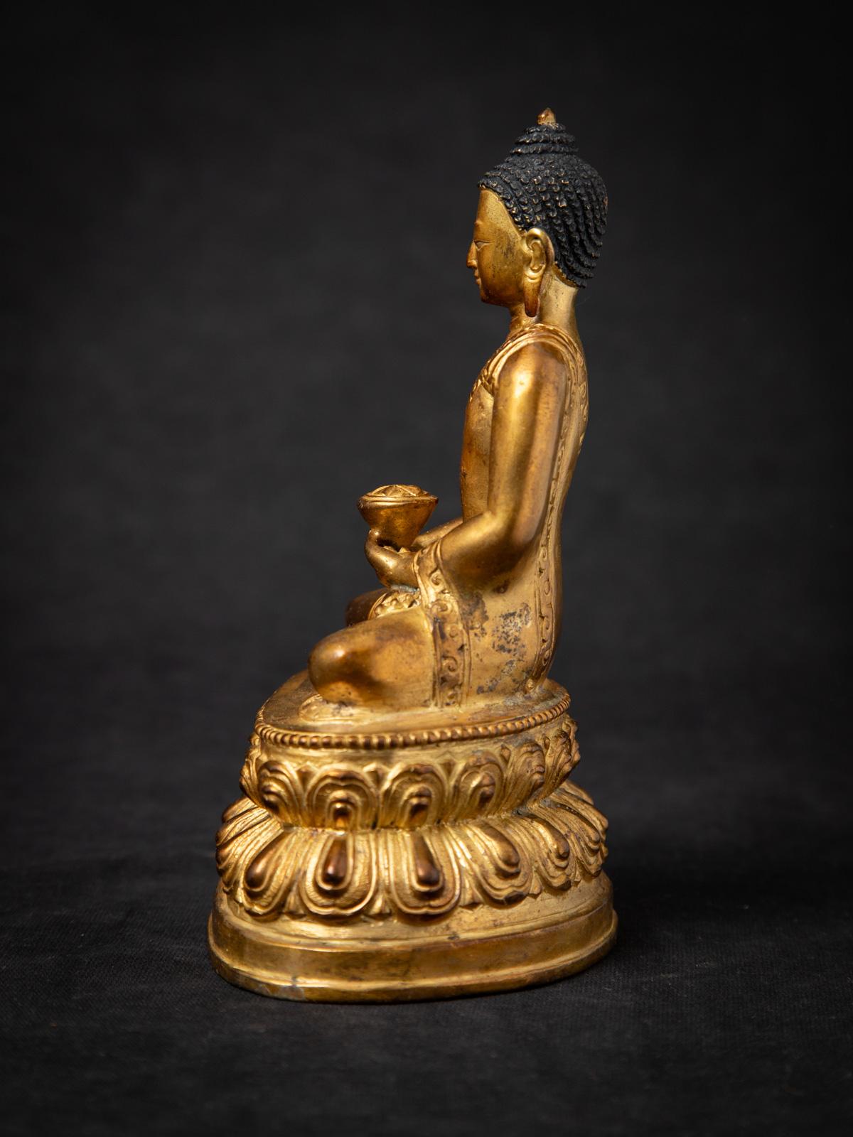 Mediados del siglo XX Antigua estatua de Buda nepalí de bronce en Dhyana mudra Birmano en venta