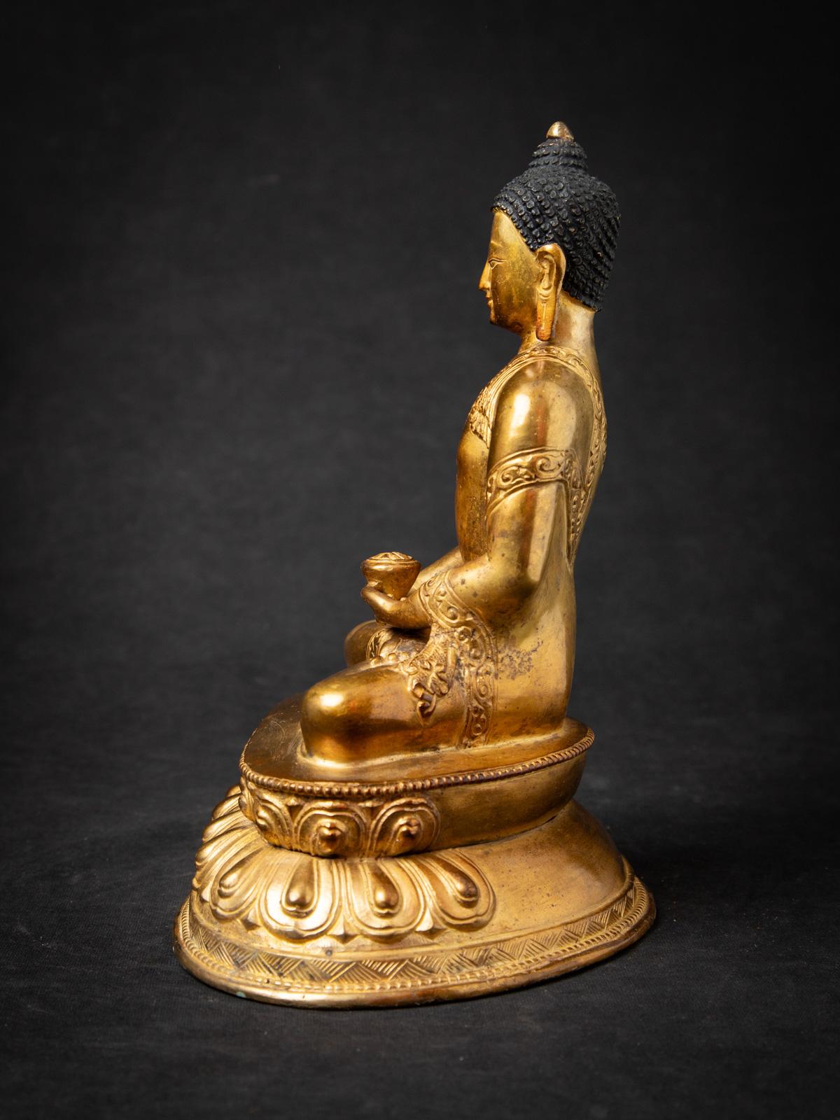 Birman Milieu du XXe siècle Statue de Bouddha népalais en bronze ancien dans le Dhyana mudra en vente