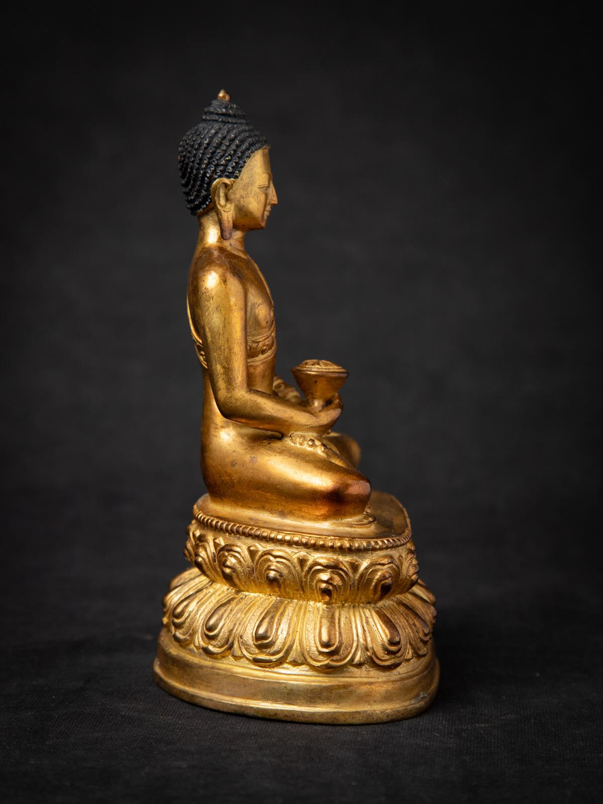 Mediados del siglo XX Antigua estatua de Buda nepalí de bronce en Dhyana mudra Bronce en venta