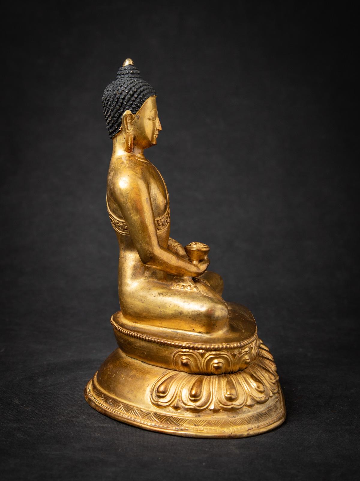 20ième siècle Milieu du XXe siècle Statue de Bouddha népalais en bronze ancien dans le Dhyana mudra en vente