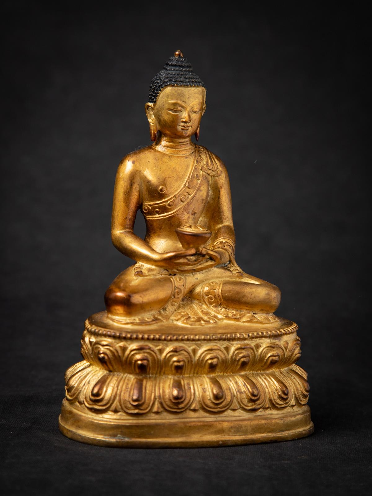 Mediados del siglo XX Antigua estatua de Buda nepalí de bronce en Dhyana mudra en venta 1