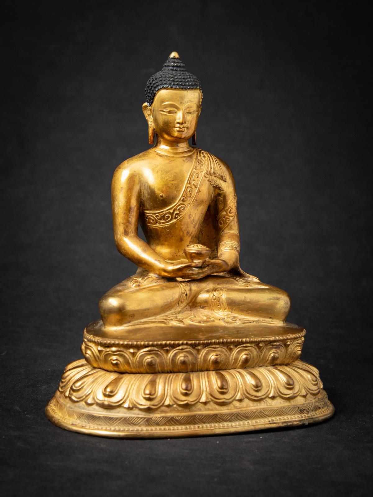 Bronze Milieu du XXe siècle Statue de Bouddha népalais en bronze ancien dans le Dhyana mudra en vente