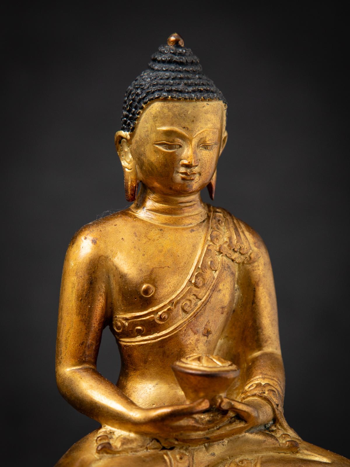Mediados del siglo XX Antigua estatua de Buda nepalí de bronce en Dhyana mudra en venta 2