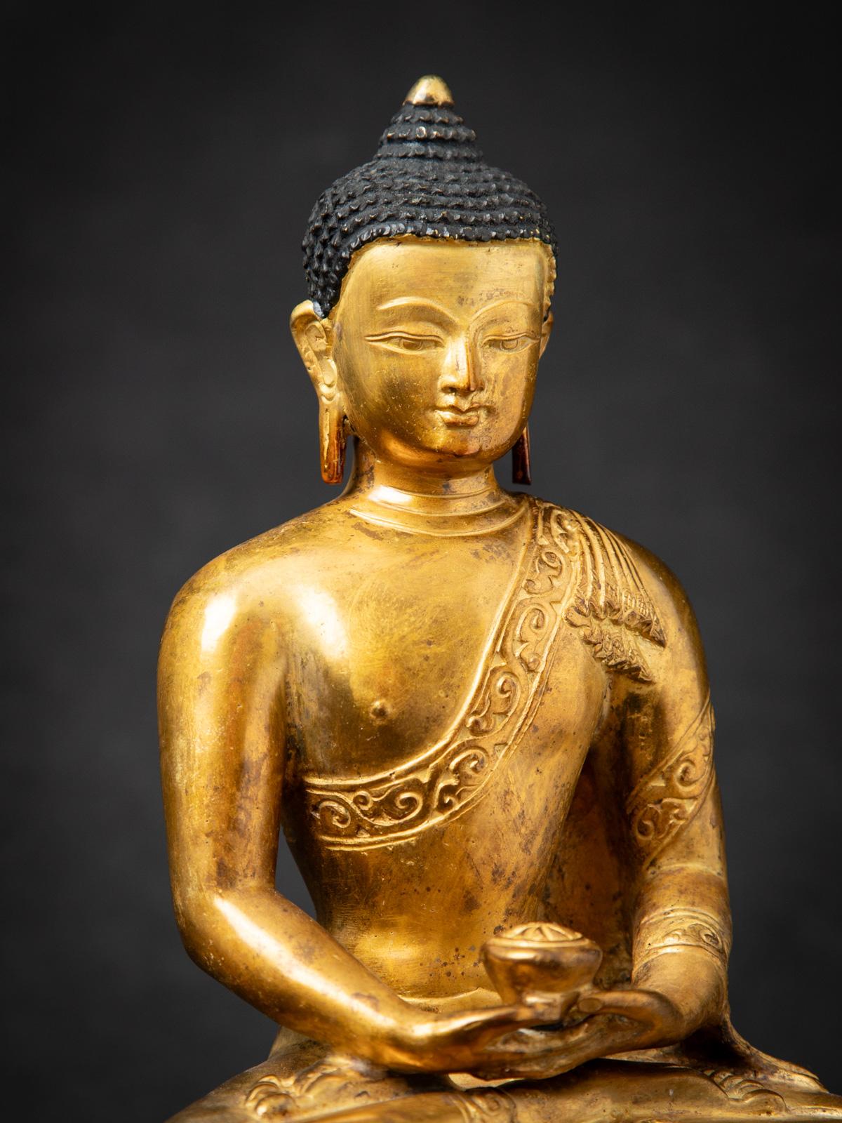 Milieu du XXe siècle Statue de Bouddha népalais en bronze ancien dans le Dhyana mudra en vente 1