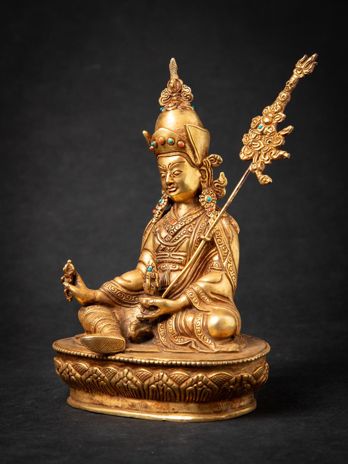 Ancienne statue en bronze de Padmasambhava au Népal
Matière : bronze
23 cm de haut
15,5 cm de large et 11,5 cm de profondeur
Feu doré avec de l'or 24 krt.
Fin du 20e siècle
Poids : 1,42 kgs
Originaire du Népal