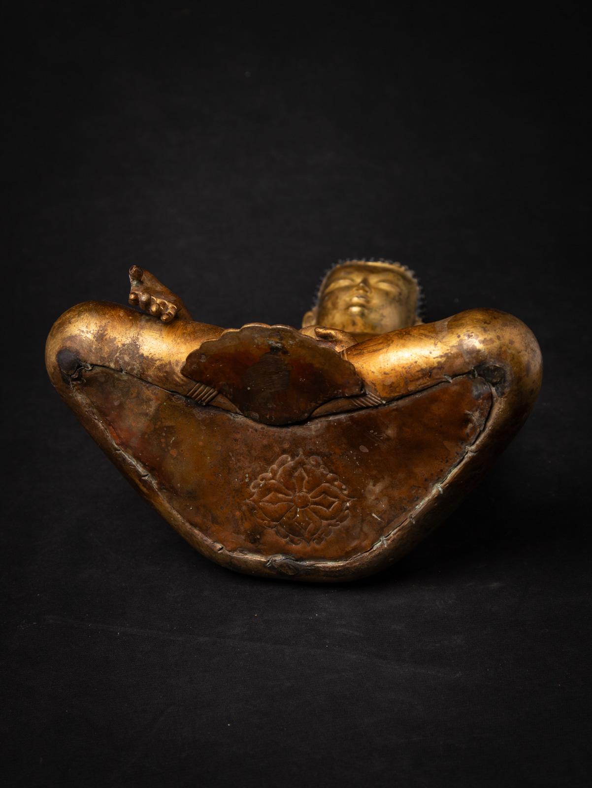 Cette étonnante statue de Bouddha népalais en bronze ancien est un exemple captivant de l'artisanat du milieu du XXe siècle. Elle rayonne d'une signification spirituelle et d'une élégance artistique qui en font un objet incontournable pour les