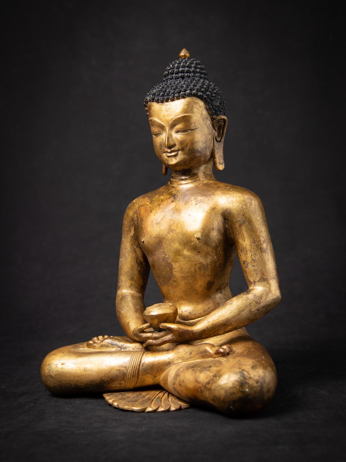 20ième siècle Statue de Bouddha népalais en bronze du milieu du 20e siècle - OriginalBuddhas en vente
