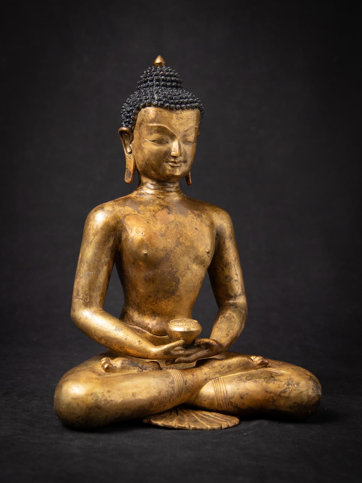 Statue de Bouddha népalais en bronze du milieu du 20e siècle - OriginalBuddhas en vente 1